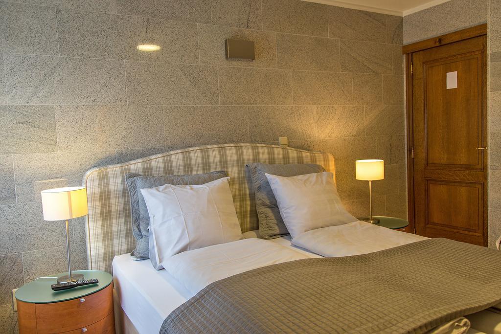 Hotel Wilgenhof Maaseik Bagian luar foto