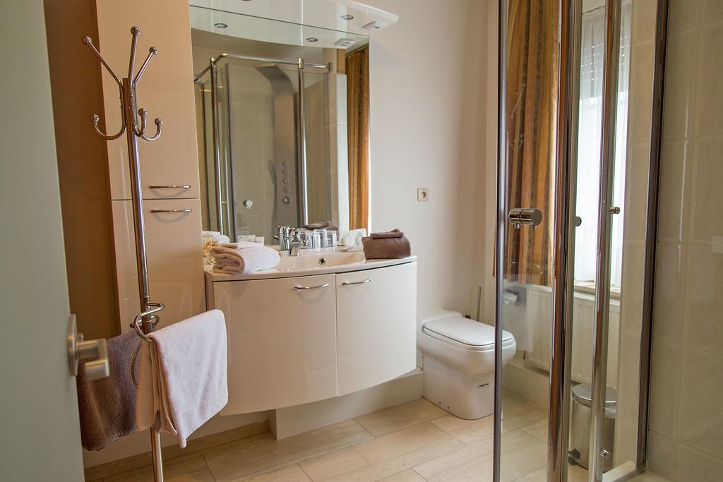 Hotel Wilgenhof Maaseik Bagian luar foto